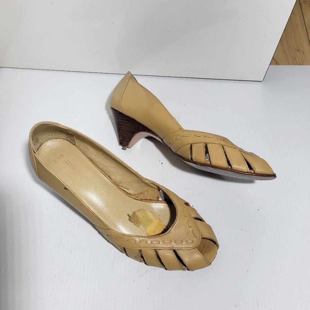 ❤️ 3 for $35 Vintage peep toe low kitten leather cut out heels beige oatmeal 6.5